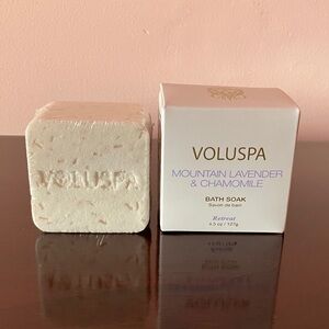 VOLUSPA Mountain Lavender & Chamomile Bath Soak - Soft Pink & Cream